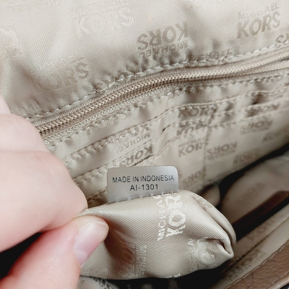 Michael Kors Beverly Leather Oversize Clutch Tan 0015 - Picture 15 of 16